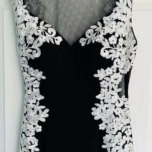 BLACK AND WHITE LONG DRESS BY BETSY & ADAM🌺🌺